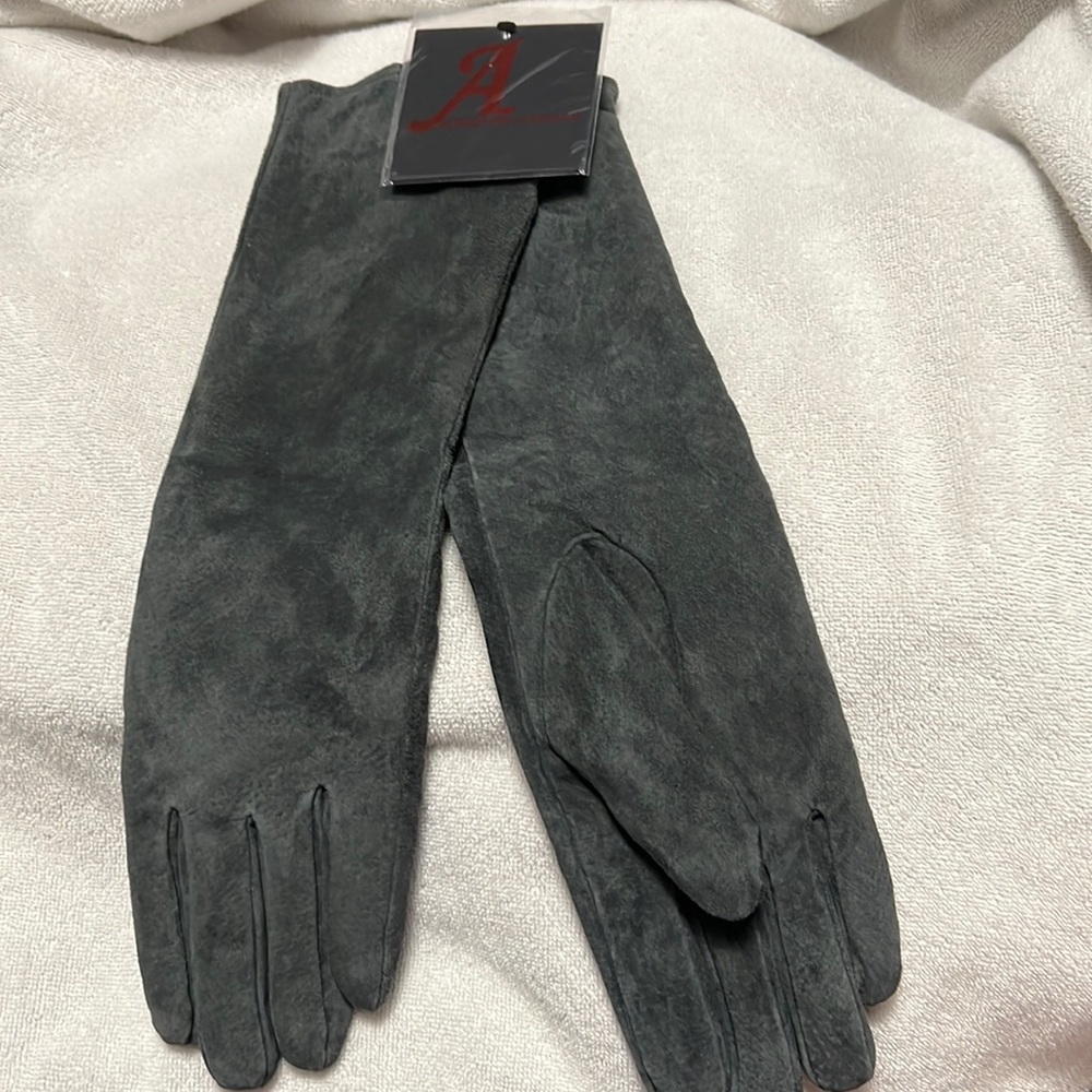 NWT Gray suede women’s gloves size M